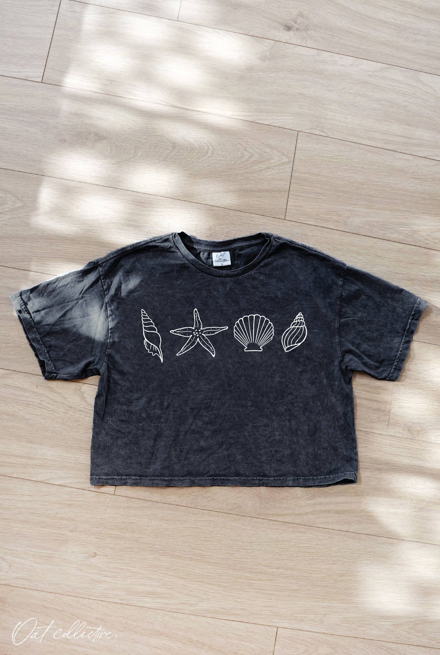 SEASHELLS ROW Cropped Mineral Washed Graphic Top