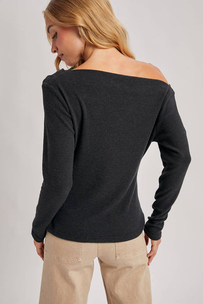 ONE OFF SHOULDER KNIT TOP