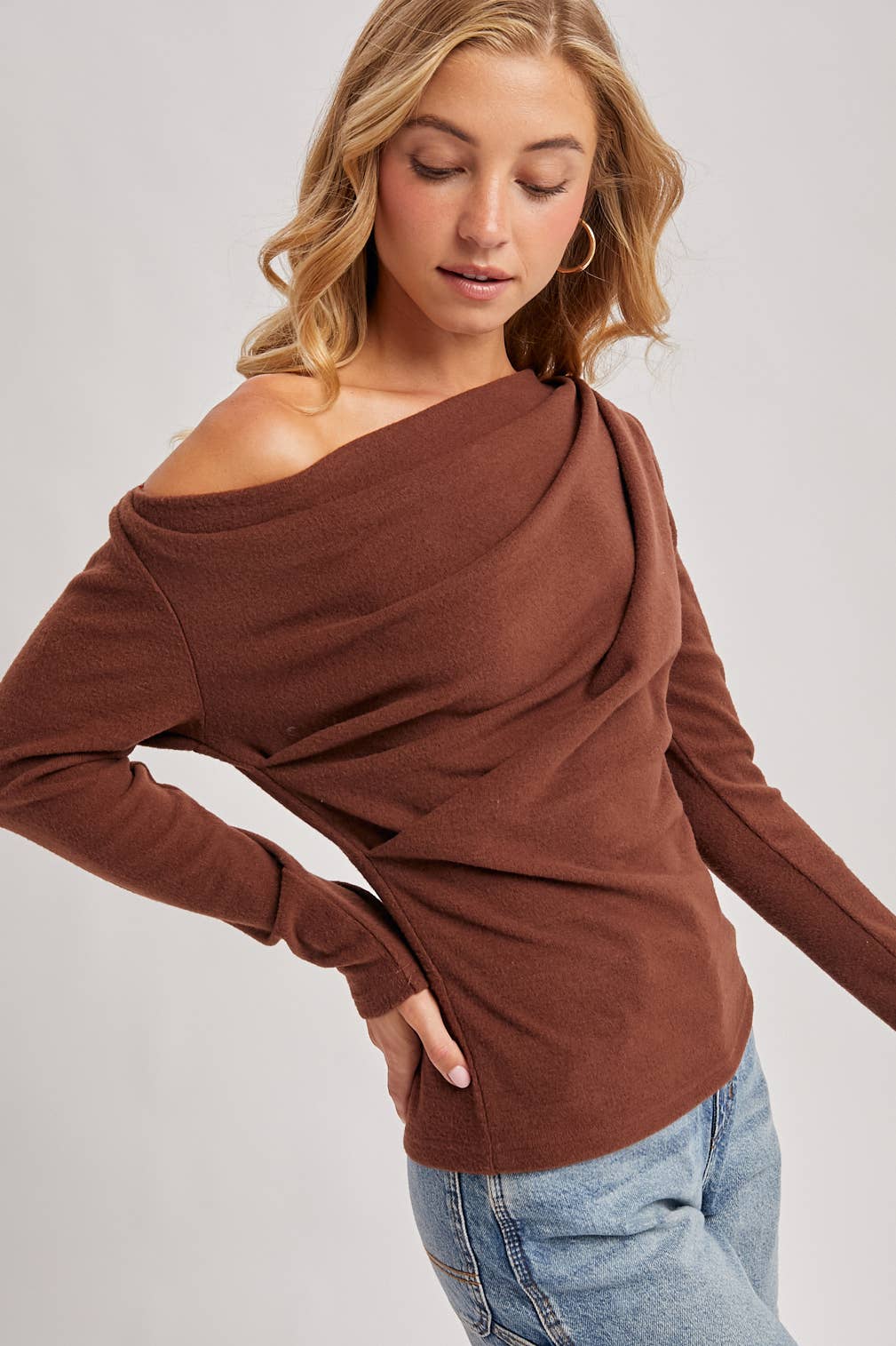 ONE OFF SHOULDER KNIT TOP