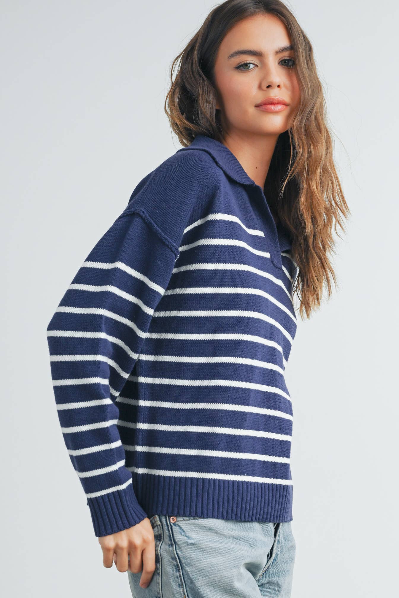 BMW7468 - V-NECK STRIPED SWEATER