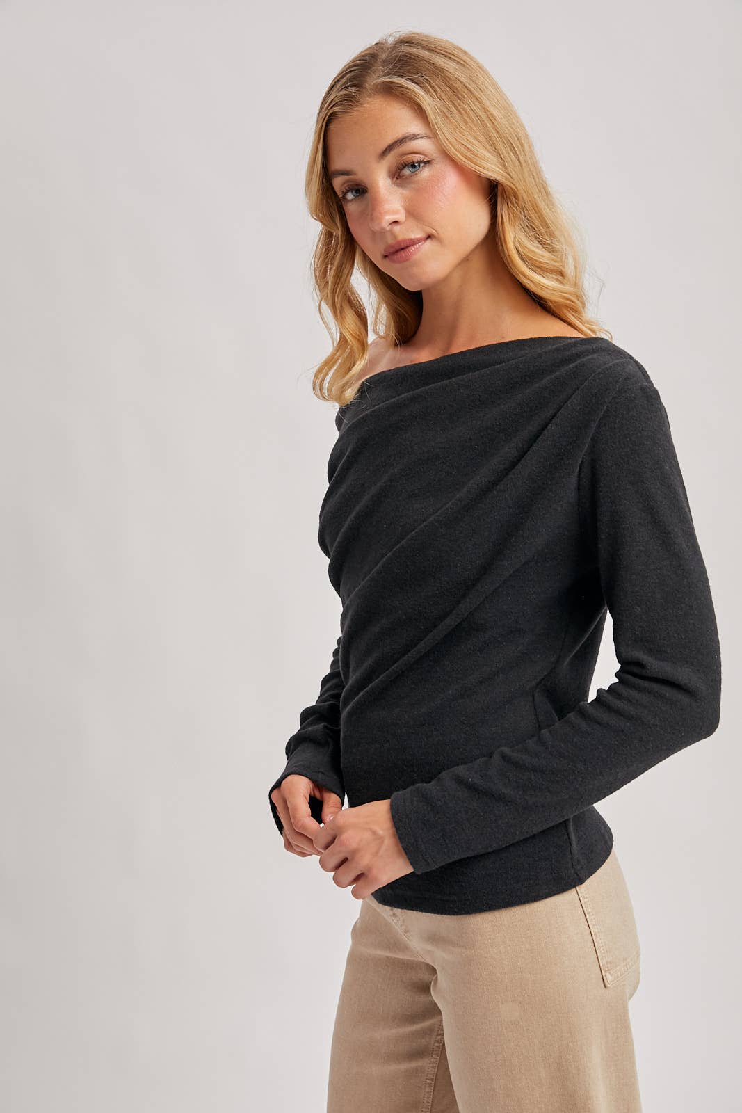 ONE OFF SHOULDER KNIT TOP