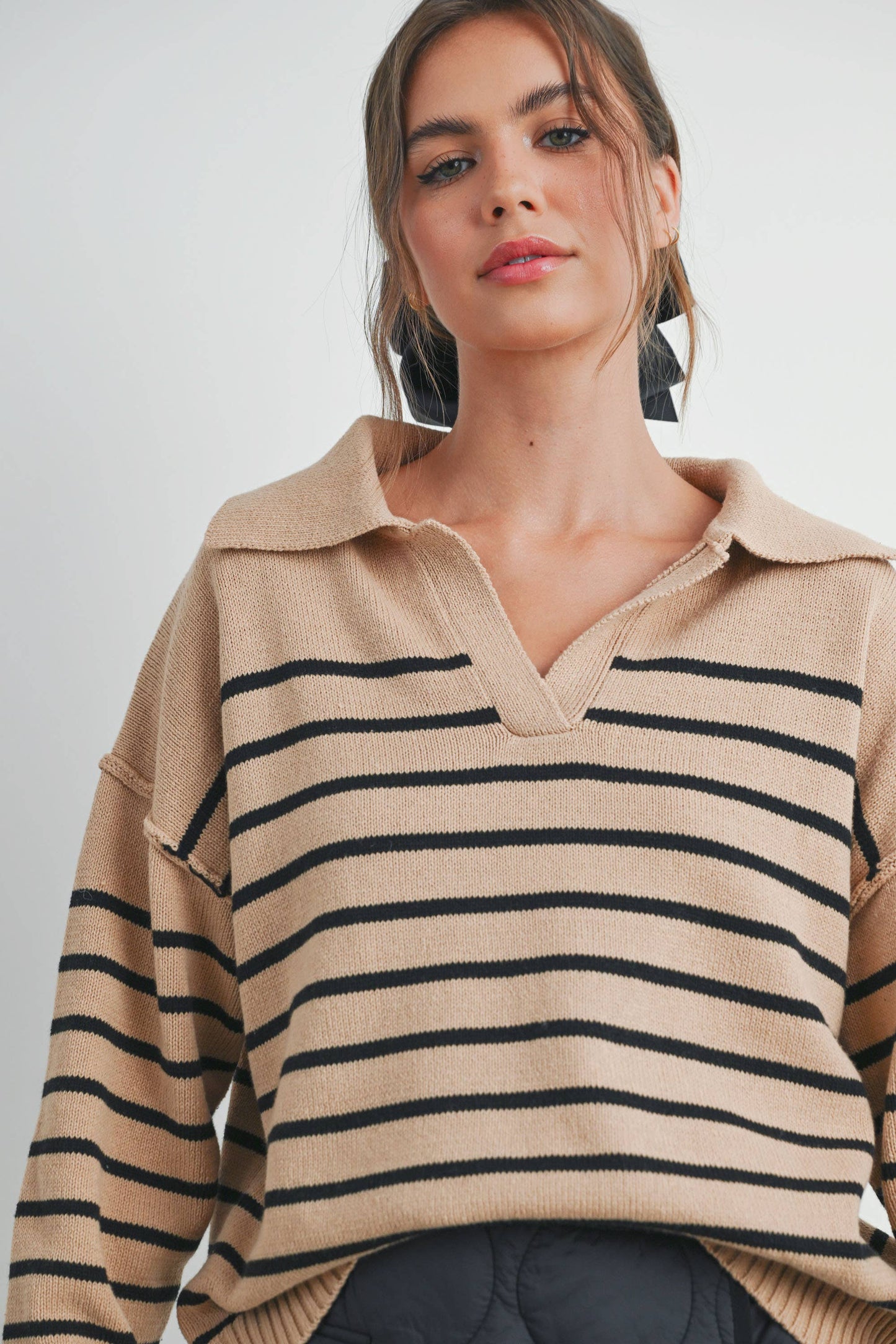 BMW7468 - V-NECK STRIPED SWEATER